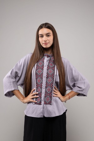 ウクライナ刺繍ヴィシヴァンカ クロスステッチ　手刺繍　シャツ　麻　レディース・フリーサイズ