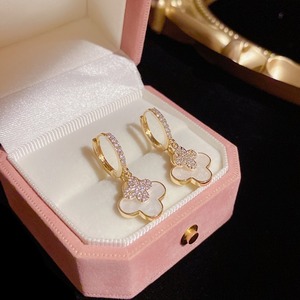 【即納】クローバーモチーフゴールドピアス《ホワイト/ブラック》