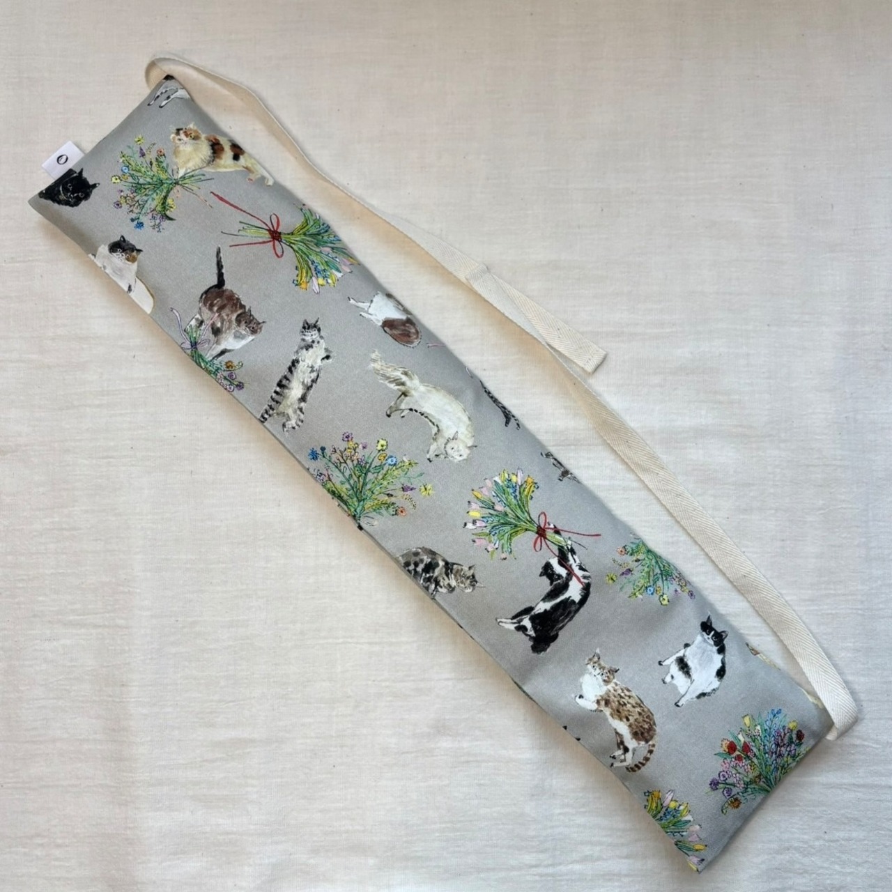 《アイカイロ／首肩用紐付き／大判》米ぬか玄米カイロ３点セット（選べるハーブ）猫に花束柄