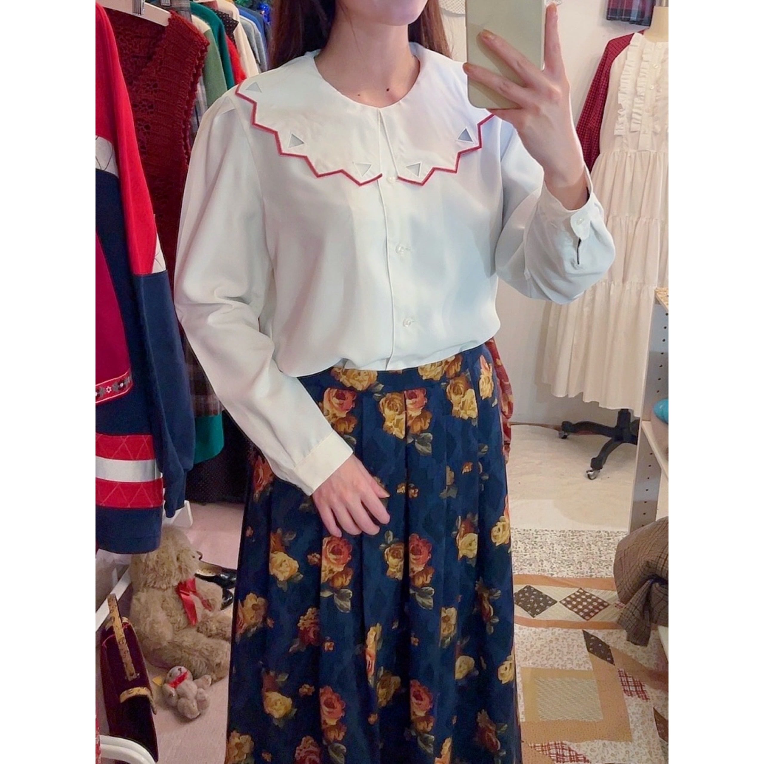 triangle cutting collar white blouse