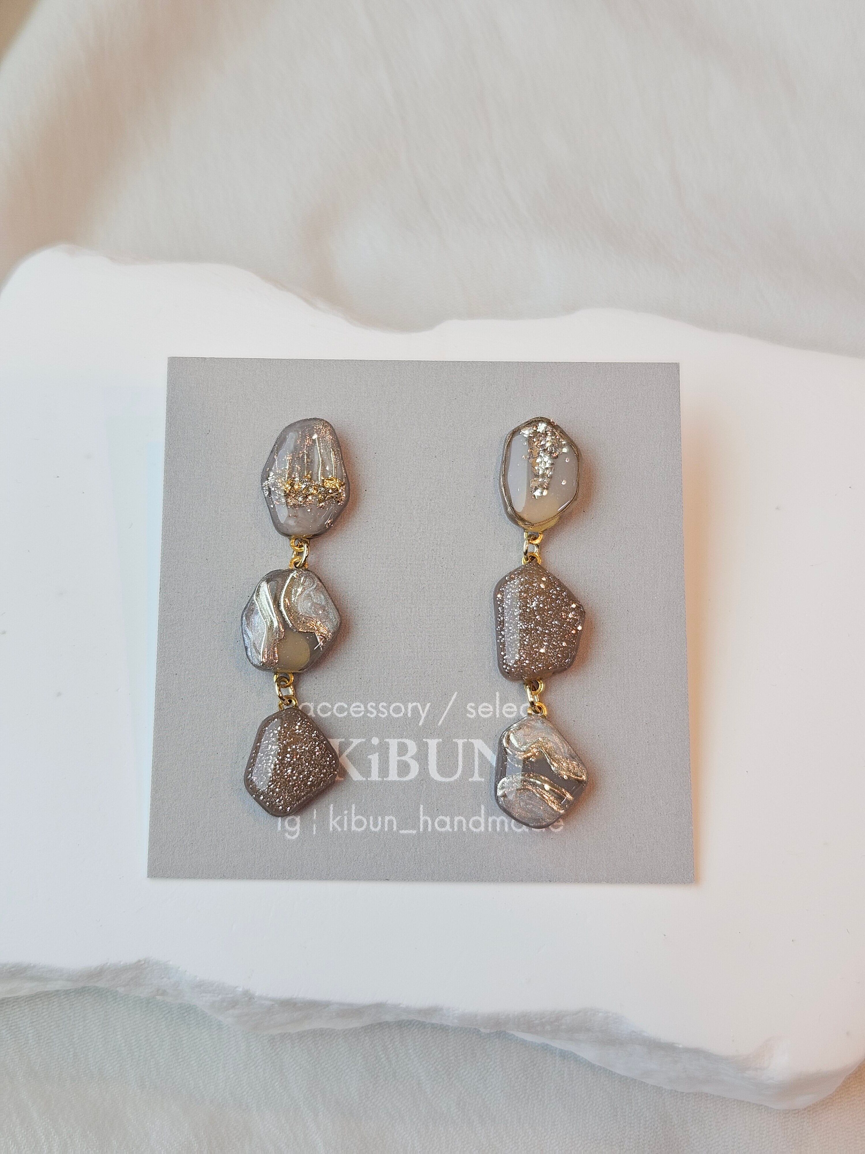 THREE ピアス ベージュ