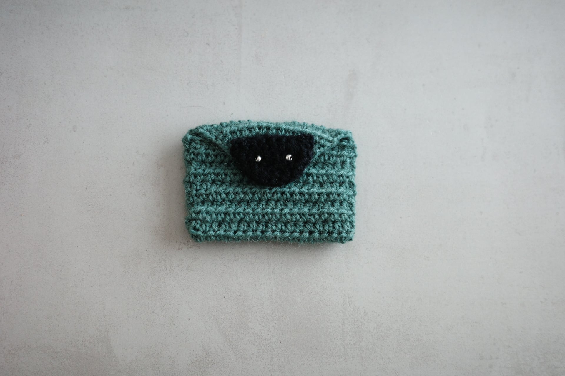 ビーズおめめの黒猫のミニミニポーチ・グリーン(7×5cm)