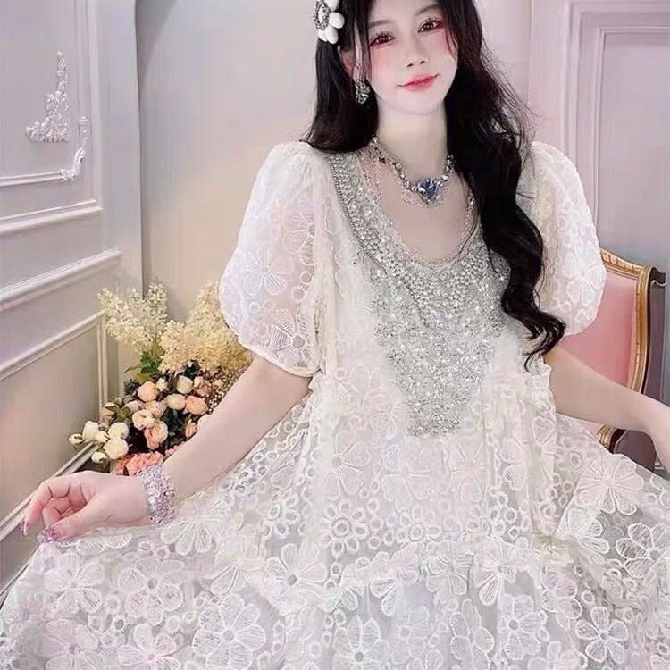 リボンやレースが可愛い　レースホワイトと薔薇模様のピンク　ワンピース リボンやレースが可愛いレースホワイトと薔薇模様のピンクワンピース