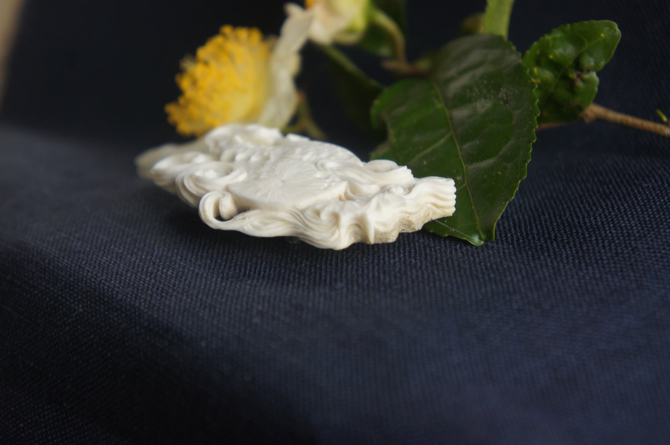 鹿角彫刻の帯留め「月齢」蝙蝠と浮雲 | deer bone 