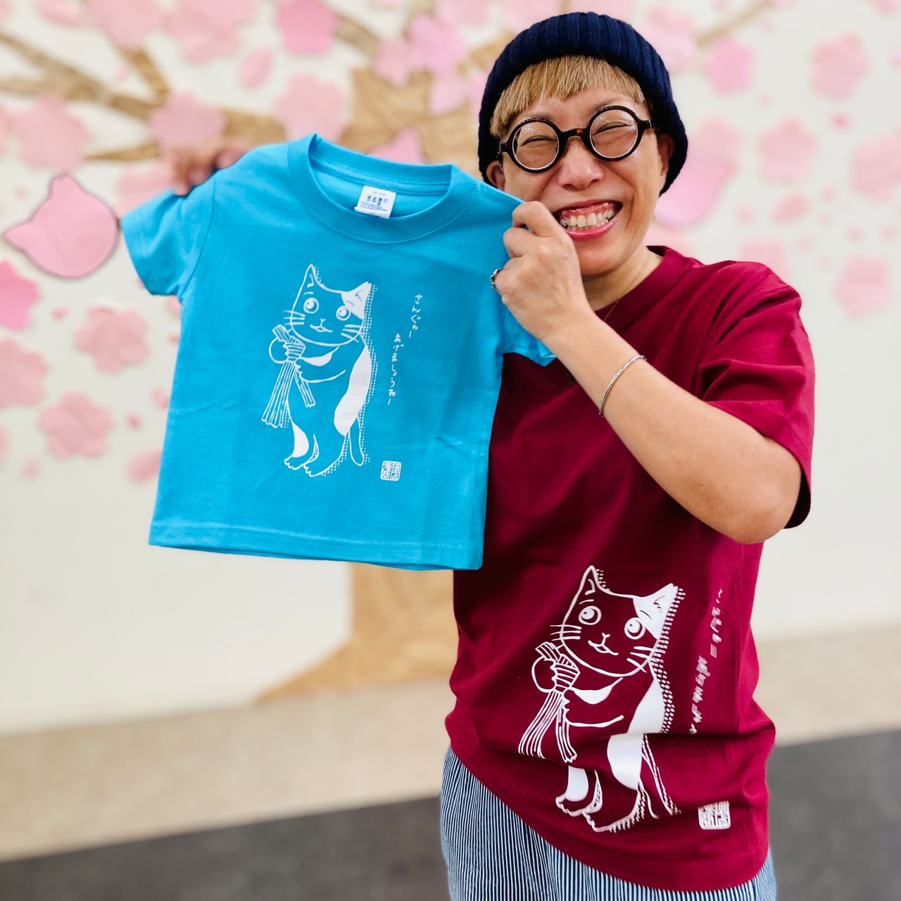 140サイズ『ねこのおくりもの』Tシャツ(水色) | 海猫商店 