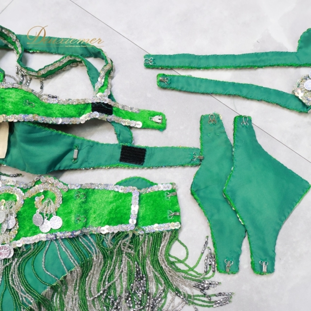 ベリーダンス オリエンタル 衣装 上下セット グリーン系 トップス スカート ベルト アーム アーム飾り ベール コイン ビーズ フリンジ 豪華 装飾 透け感 スリット 華やか ダンス衣装 イベント ステージ キラキラ