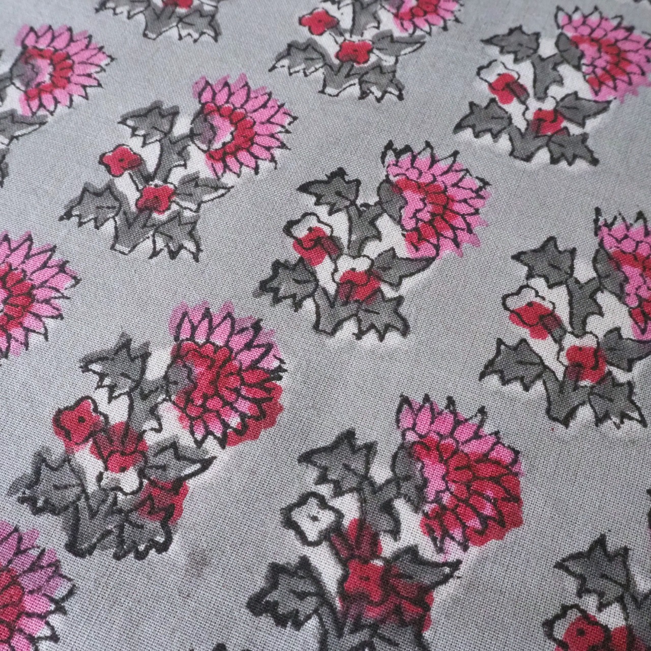 ブロックプリント生地【50cm単位】インド綿  片耳デザイン付き 小花柄 グレー×ピンク #46195-GY2