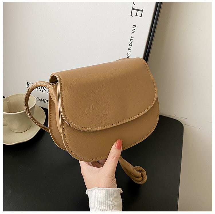 ままちゃ♡新品 本革 フラップショルダーバッグ ベージュ フラップ ミニショルダー バッグ | starcloset