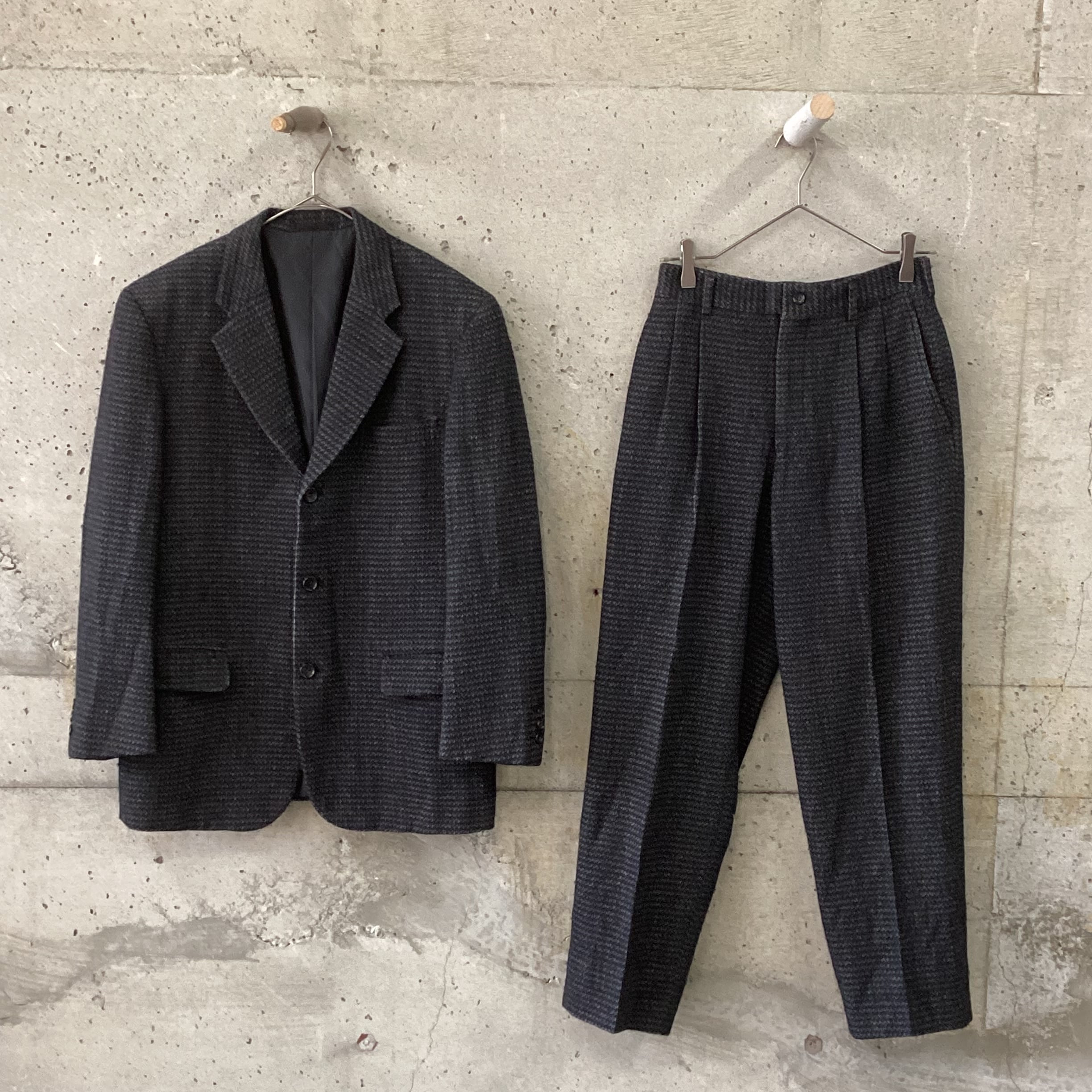 Black and gray woven fabric set up