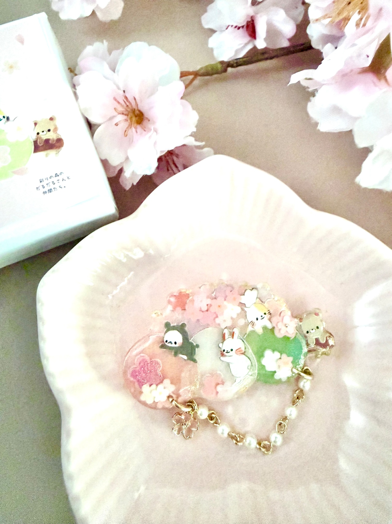 ブローチ『桜も団子も楽しむだる☆』スペシャル箱入りストーリーカード付き
