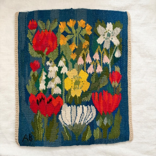 華やかな花たちの壁飾り