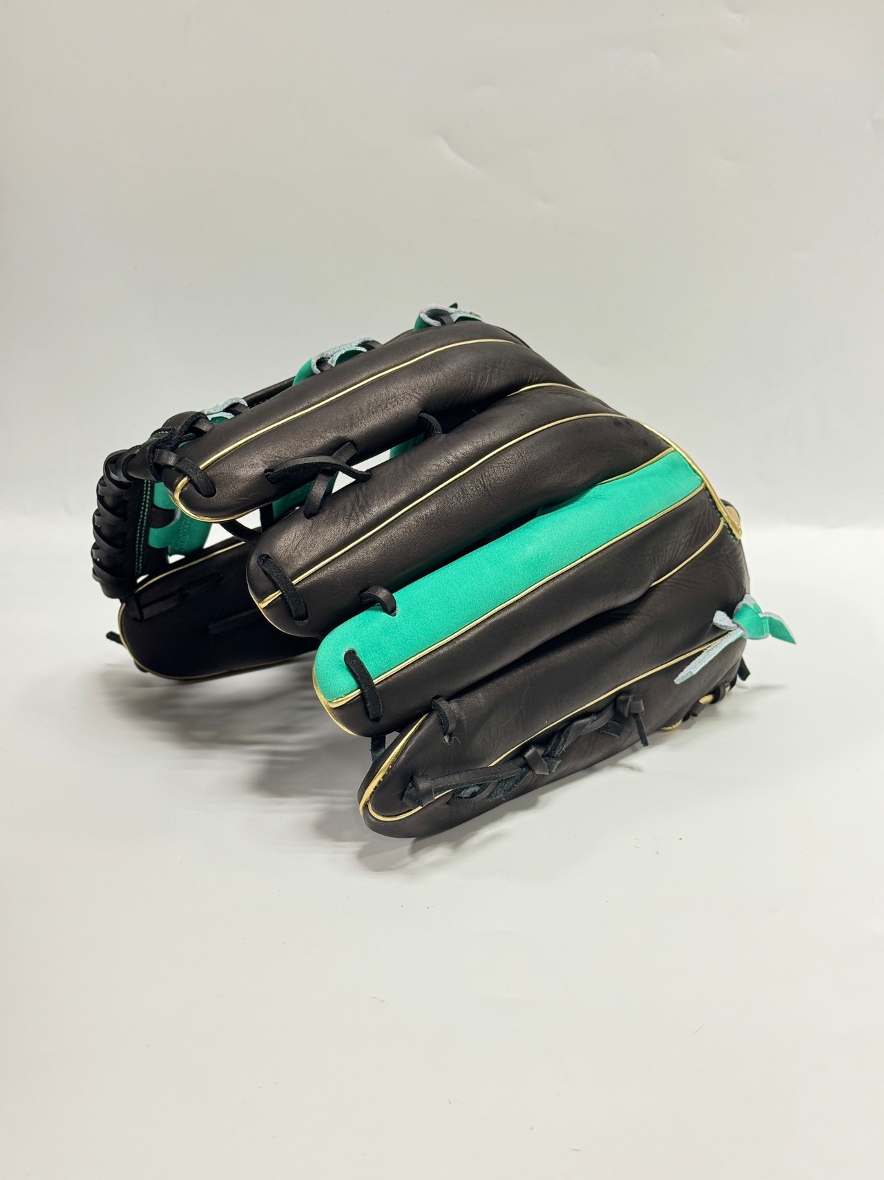 KUBOTA SLUGGERｰ久保田スラッガー　軟式グローブ　ミチイオリジナル店舗別注グラブ　右投げ用　H23型（周東佑京選手モデル）　ブラック/エメラルド×ゴールド・画像5