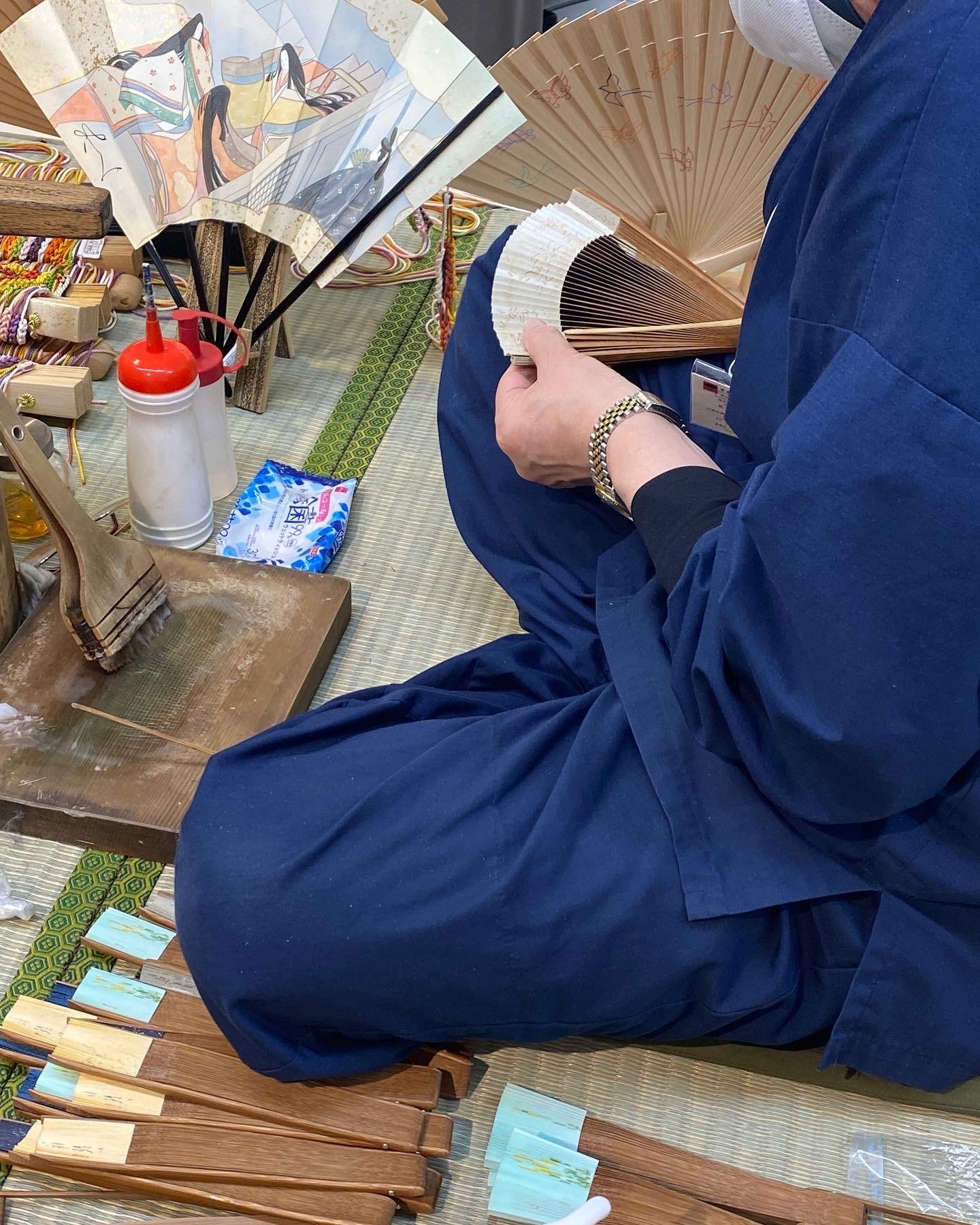 野蚕生地の扇子 (富士山系溶岩染め) Wild Silk Sensu – Dyed with