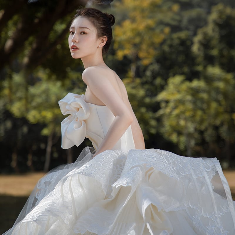 豪華！ウエディングドレス ホワイト ベアトップ 華やかなトレーン 高級  