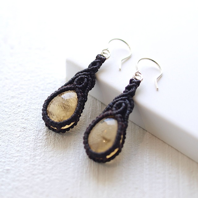 【一点物】シトリンのドロップルースを包んだマクラメピアス・イヤリング