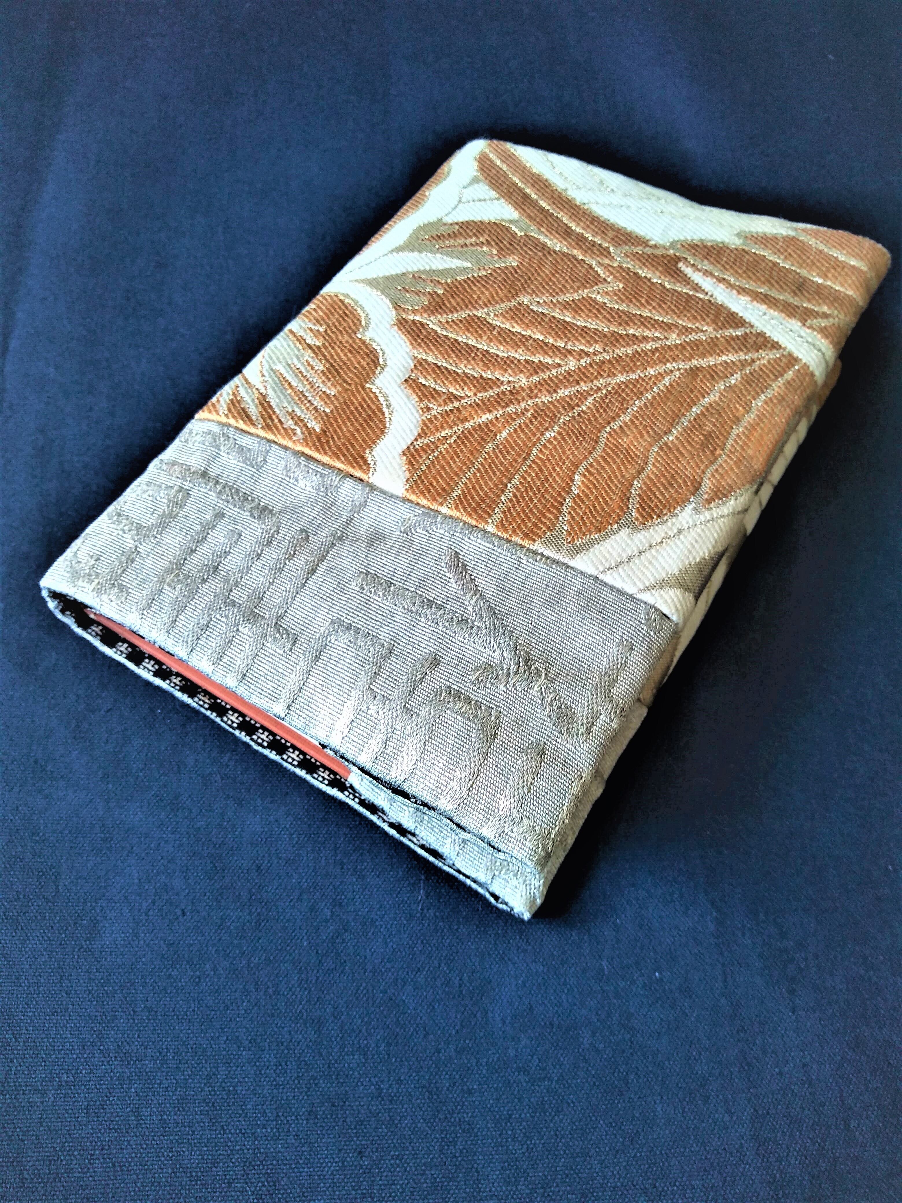 【Sale】手縫いの革のブックカバー（ヴァイオリンタイプ） 手縫いの革のブックカバー（ヴァイオリンタイプ）イタリアン