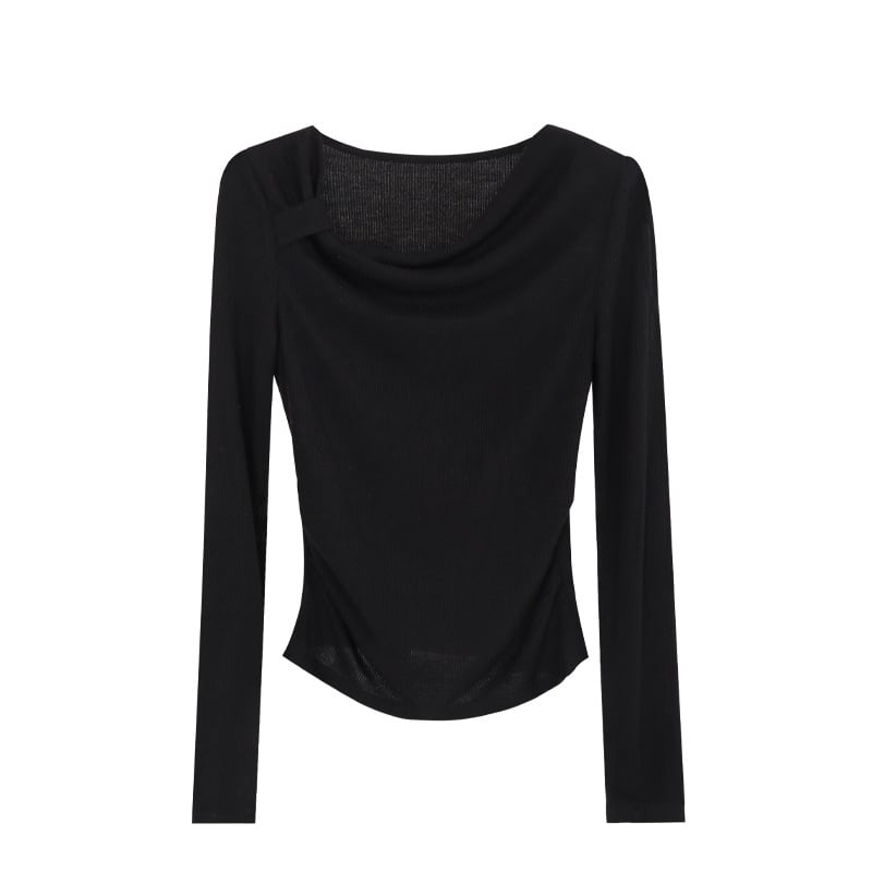 アシンメトリーなデザインが目を惹く、モードなニットトップス