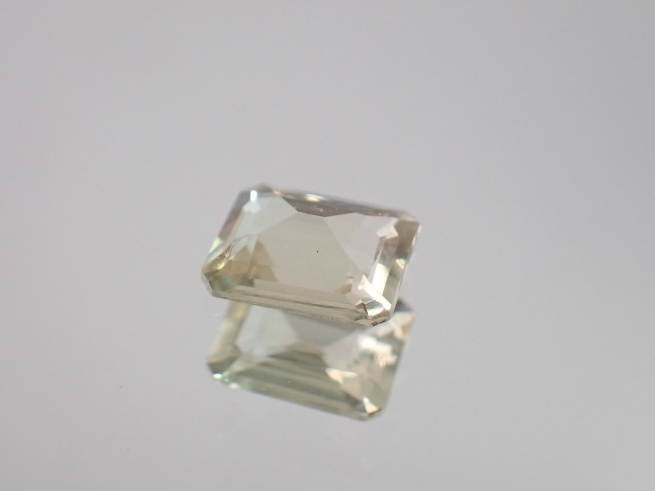 トルコ産カラーチェンジダイアスポア　0.77ct　[C11-183]