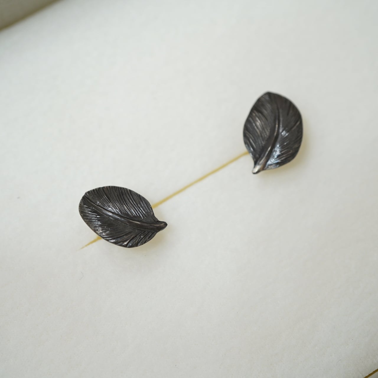 akihama シルバー950・フェザーカフス 硫化加工 | CIRCLE online shop
