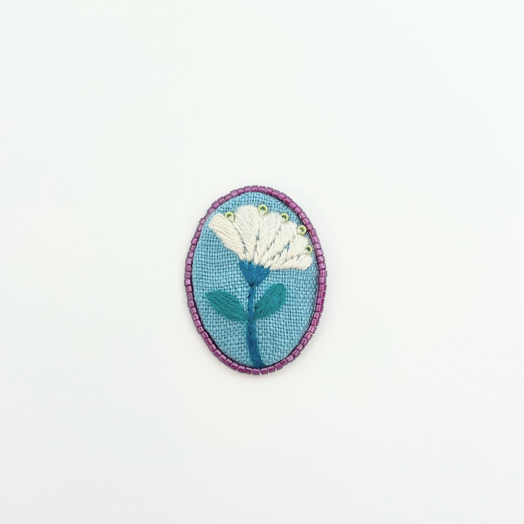 ビーズで飾った草花のミニ刺繍ブローチ【botanical】#332 | j.couture