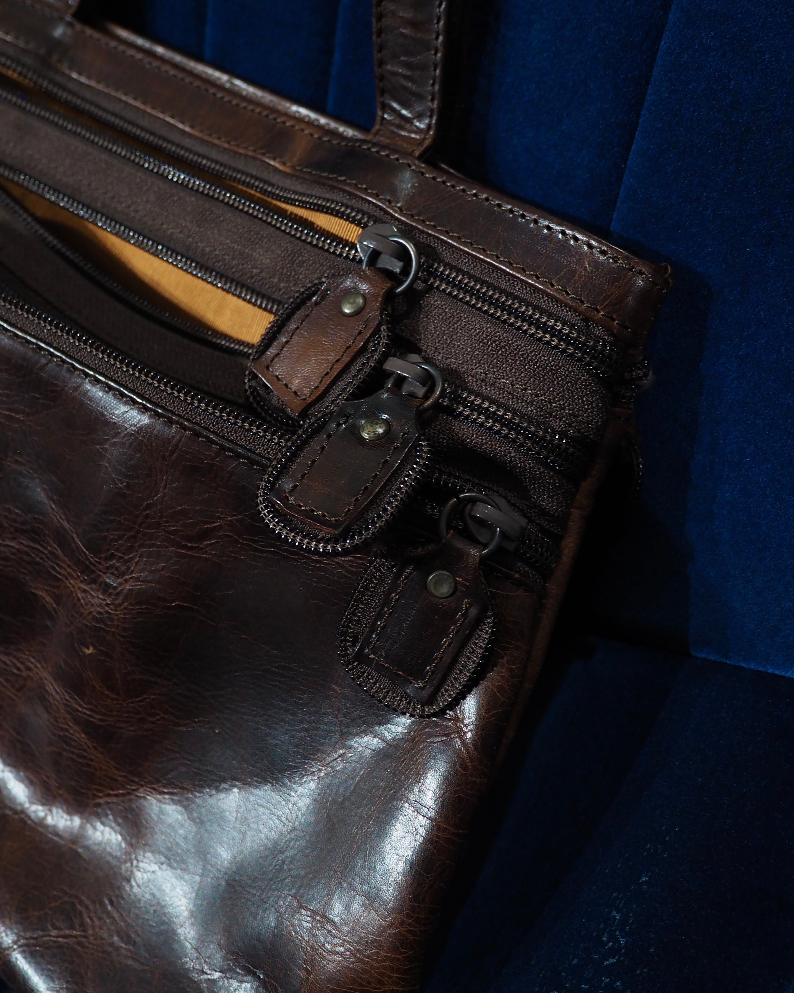" DINNN " Three Continuing Zip Design Leather Hand Bag