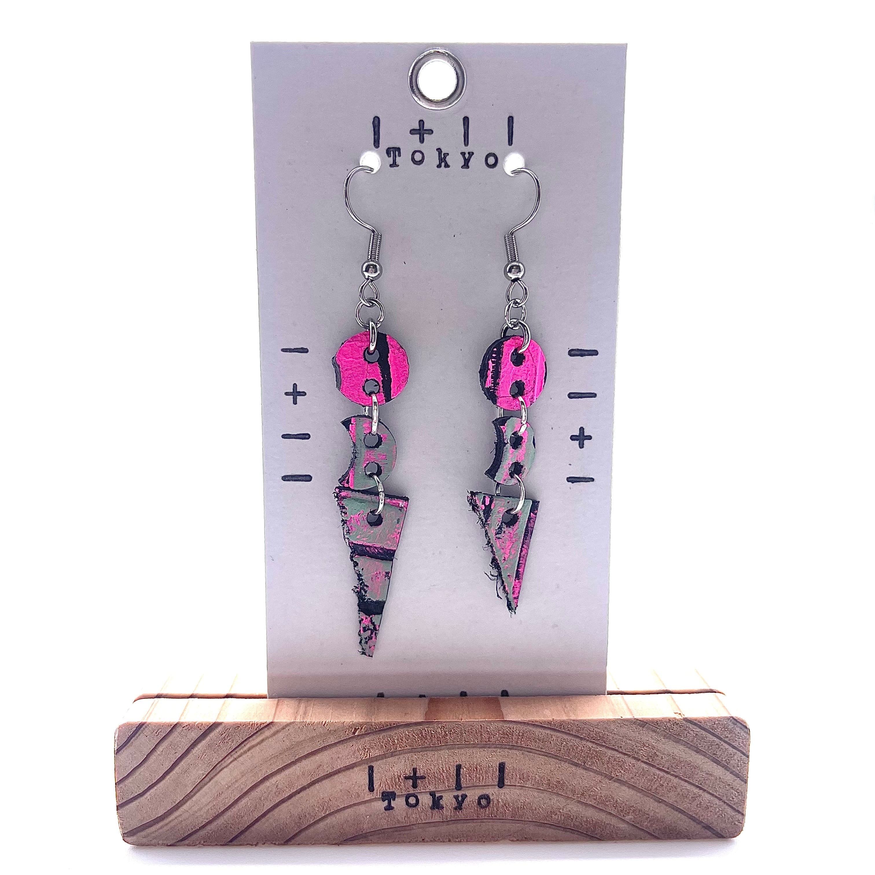 革ピアス　ボタンと月と三角　本革