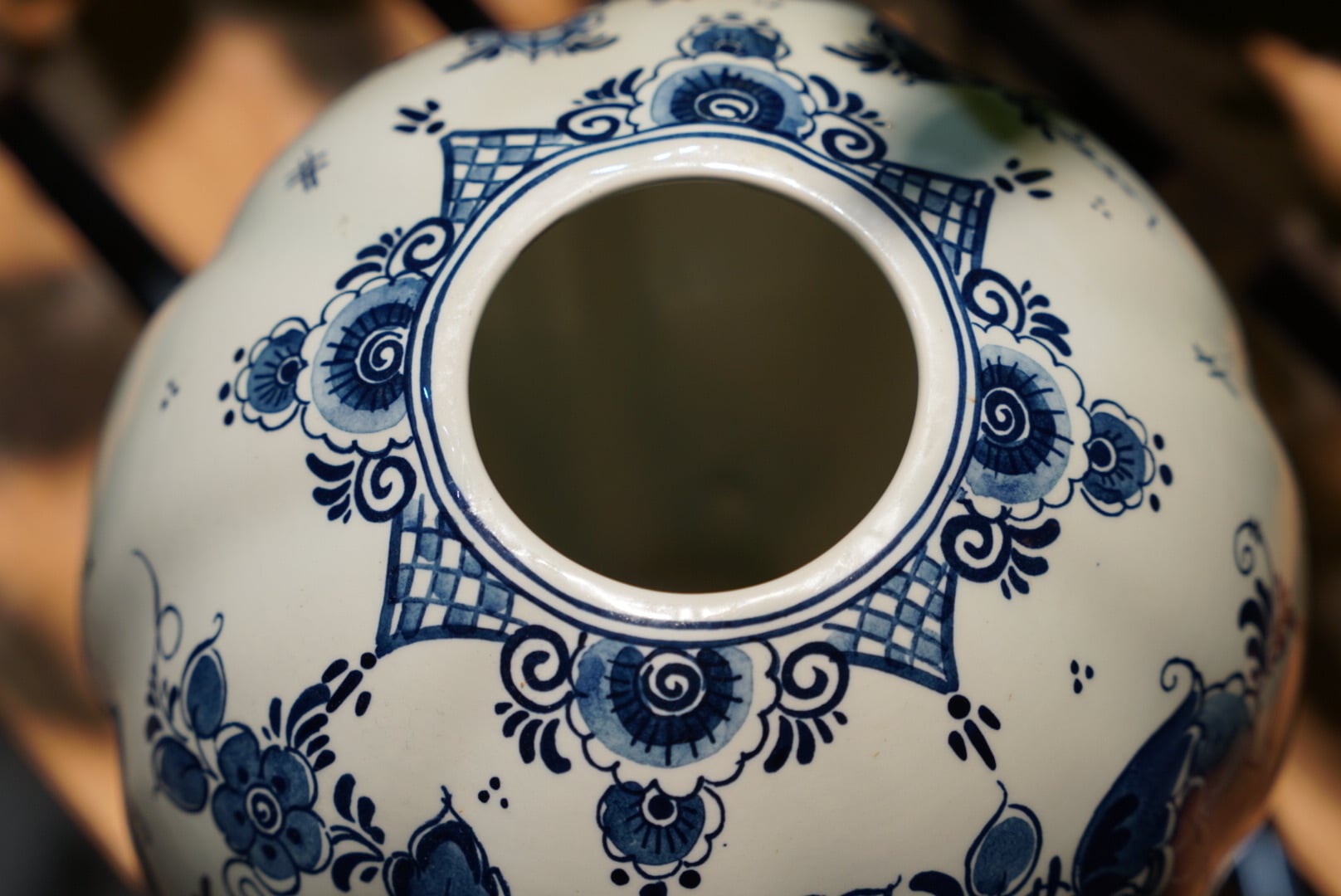 青の花が咲く静謐の器 オランダの名窯Goedewaagen デルフト焼の花瓶