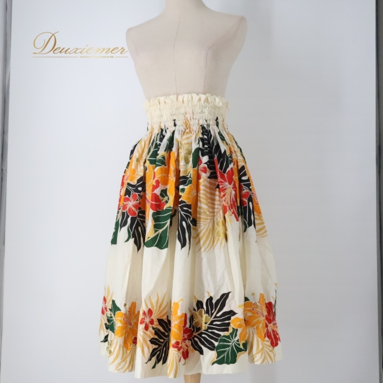 フラダンス 衣装 パウスカート ホワイト系 ハイビスカス柄 モンステラ柄 プルメリア柄 ハワイアンプリント アロハ フラ ダンス レッスン 練習 華やか 鮮やか カラフルプリント かわいい おしゃれ レッド系 ブラック系 グリーン系 ベージュ系 オレンジ系 ゴールド系 ファッション リゾート 薄手 柔らかい