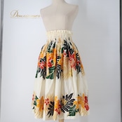 フラダンス 衣装 パウスカート ホワイト系 ハイビスカス柄 モンステラ柄 プルメリア柄 ハワイアンプリント アロハ フラ ダンス レッスン 練習 華やか 鮮やか カラフルプリント かわいい おしゃれ レッド系 ブラック系 グリーン系 ベージュ系 オレンジ系 ゴールド系 ファッション リゾート 薄手 柔らかい