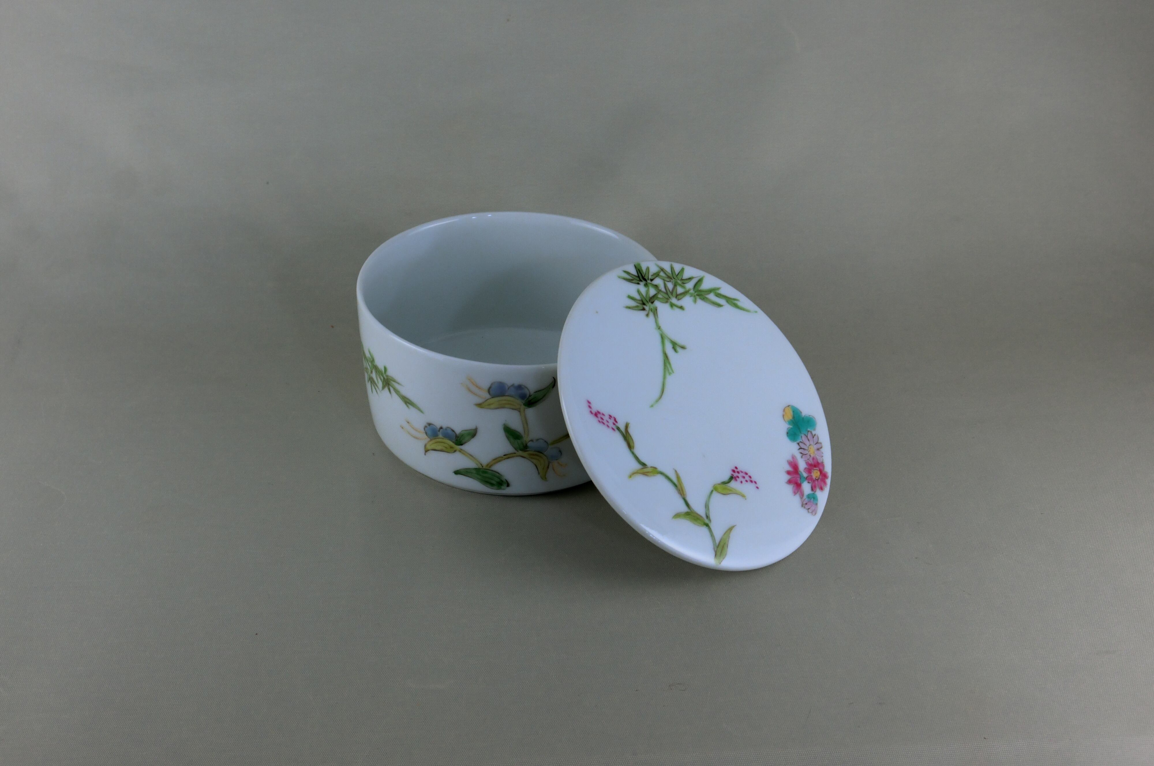 初秋の花ちらし　蓋物（しのえ工房）