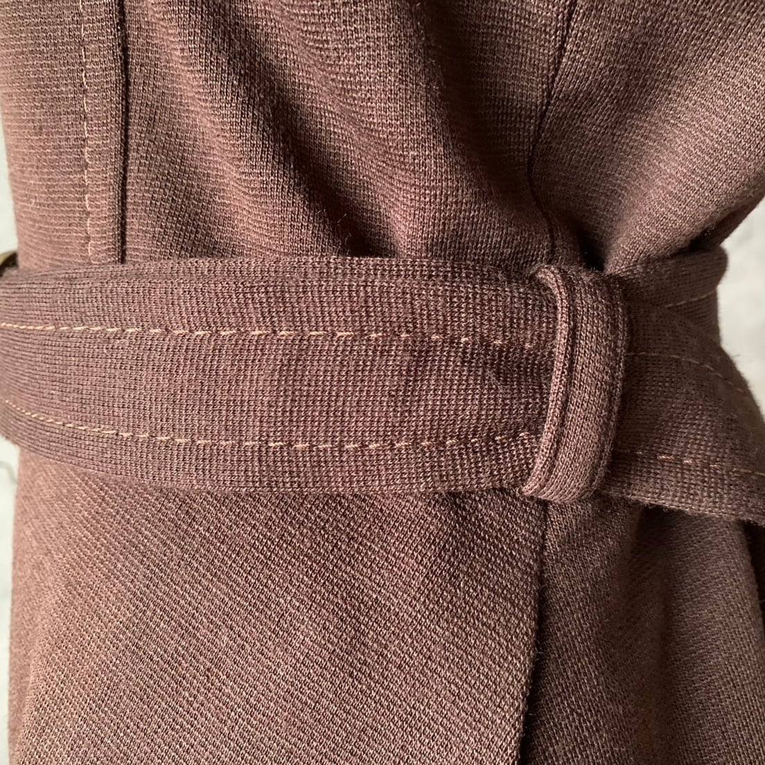 レトロなベルト付きダークブラウンコート | コルビジェ