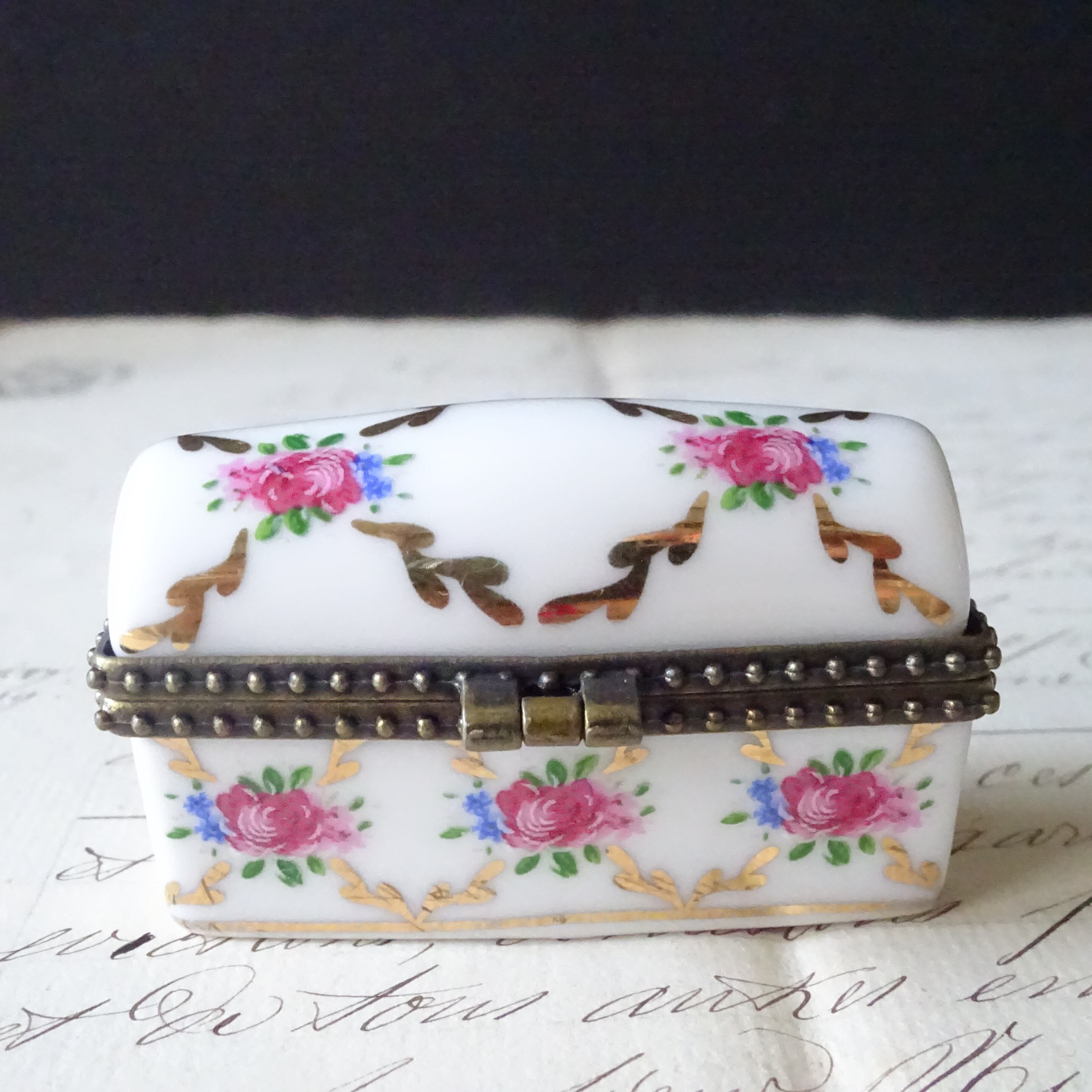Jolie petite boîte à pilules en Porcelaine Art décor fleurs (Ⅰ)