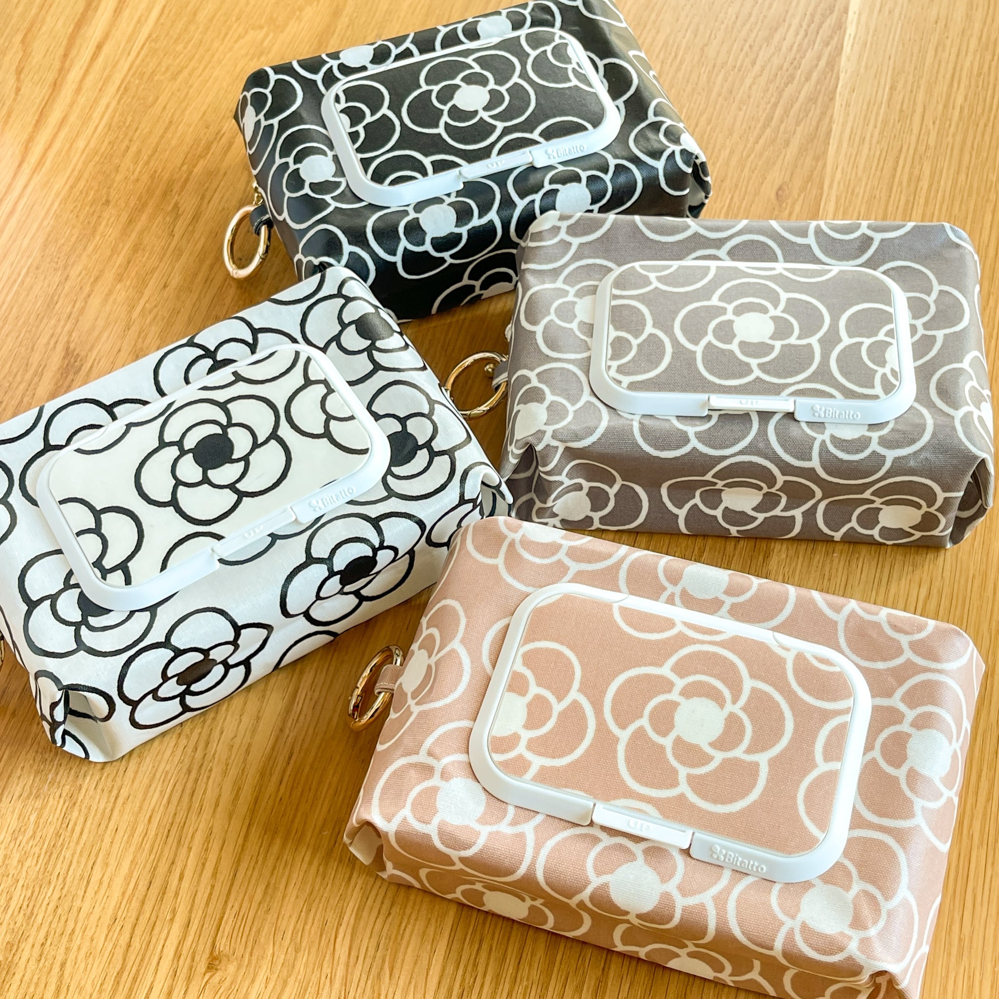 軽量!ラミネートのおしりふきポーチ カメリア 花 モノトーン 軽量!ラミネートのおしりふきポーチ カメリア 花 モノトーン
