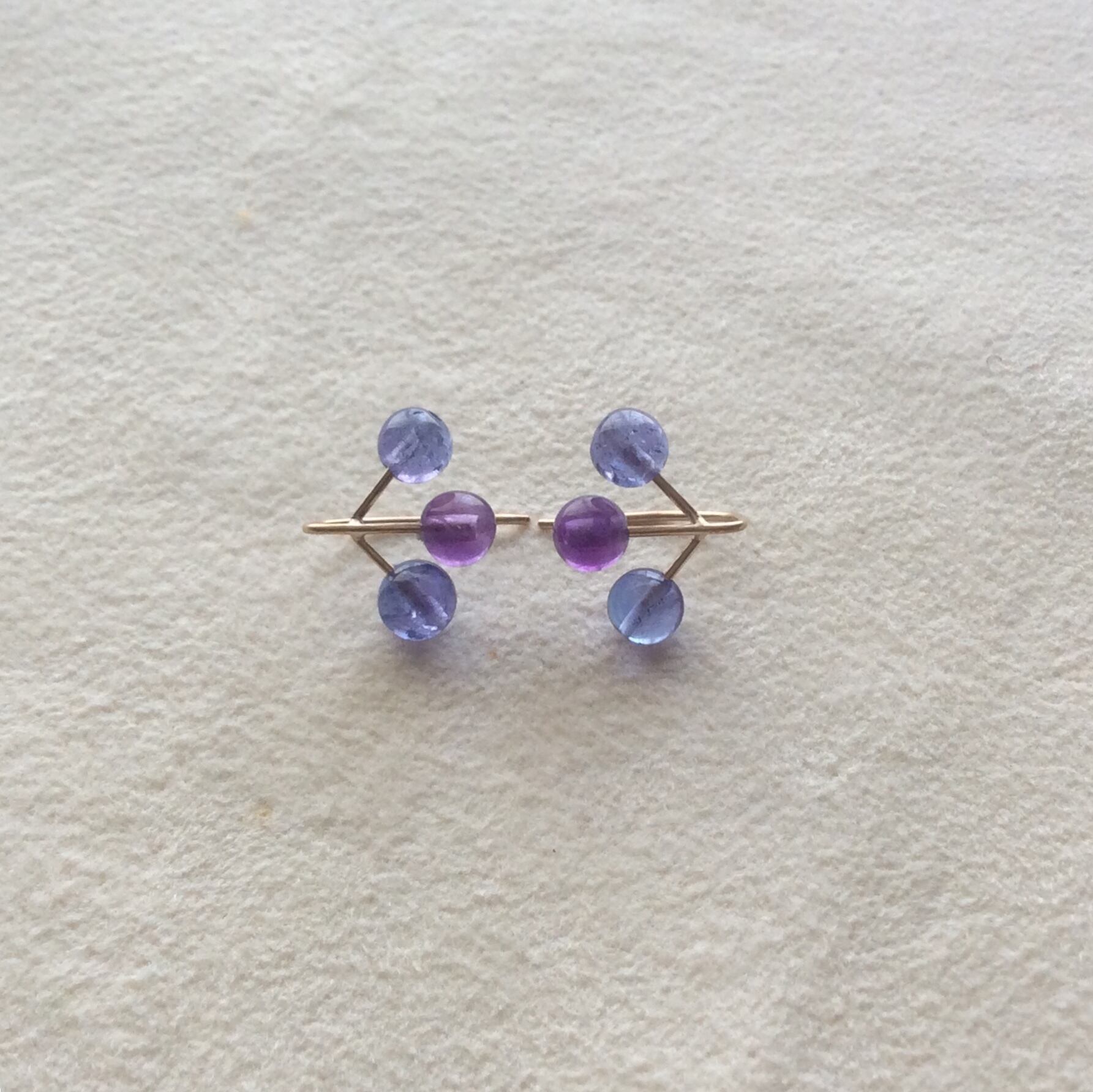 矢車草のつぶつぶピアス K10 ご褒美ジュエリー シンプル 普段使い 大人可愛い