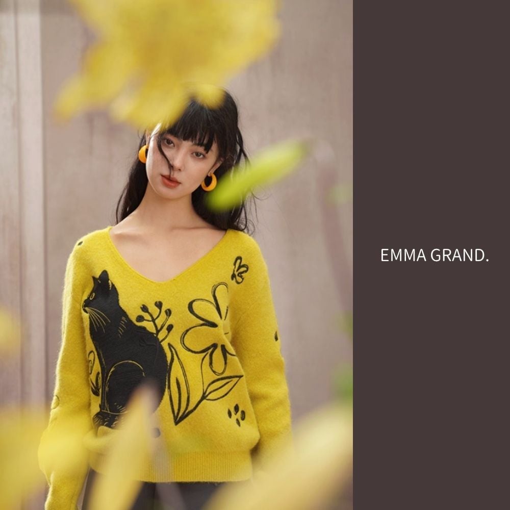 陽だまりに佇む黒猫のニットトップス E00607 | EMMA GRAND