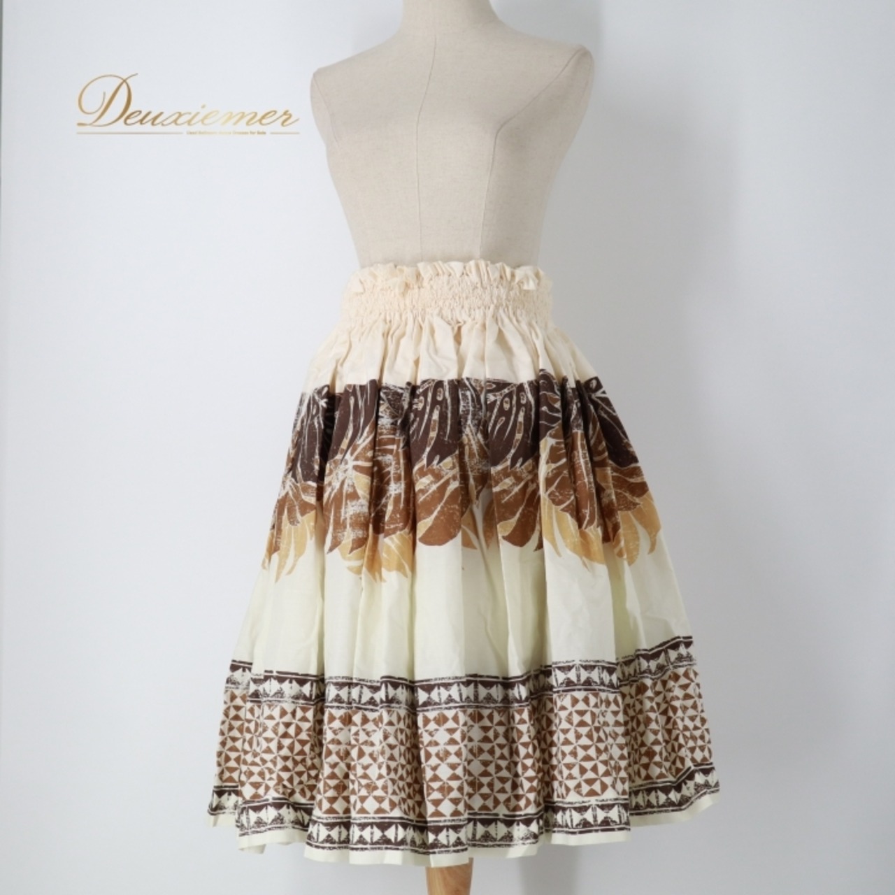 フラダンス 衣装 パウスカート ホワイト系 ハワイアンプリント カヒコ柄 グランジ加工 ハワイアン アロハ フラ ダンス レッスン 練習 ブラウン系 白 茶 華やか おしゃれ かわいい 大人っぽい シングル スカート フレア 軽やか おしゃれな カヒコ柄