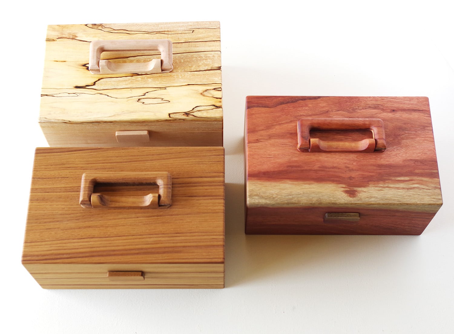 木製の取っ手と蝶番が印象的な「手さげ木箱」/限定樹種 Wooden box