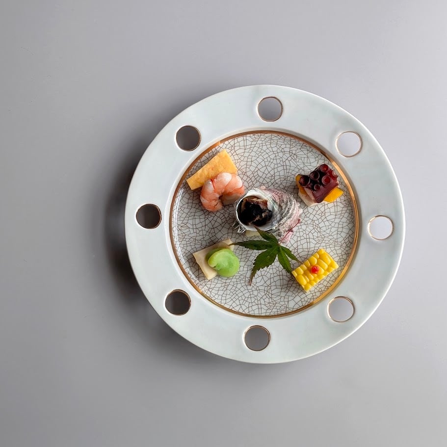 有田焼】金ライン貫入白 穴あきプレート(中) | 和食器のすべて