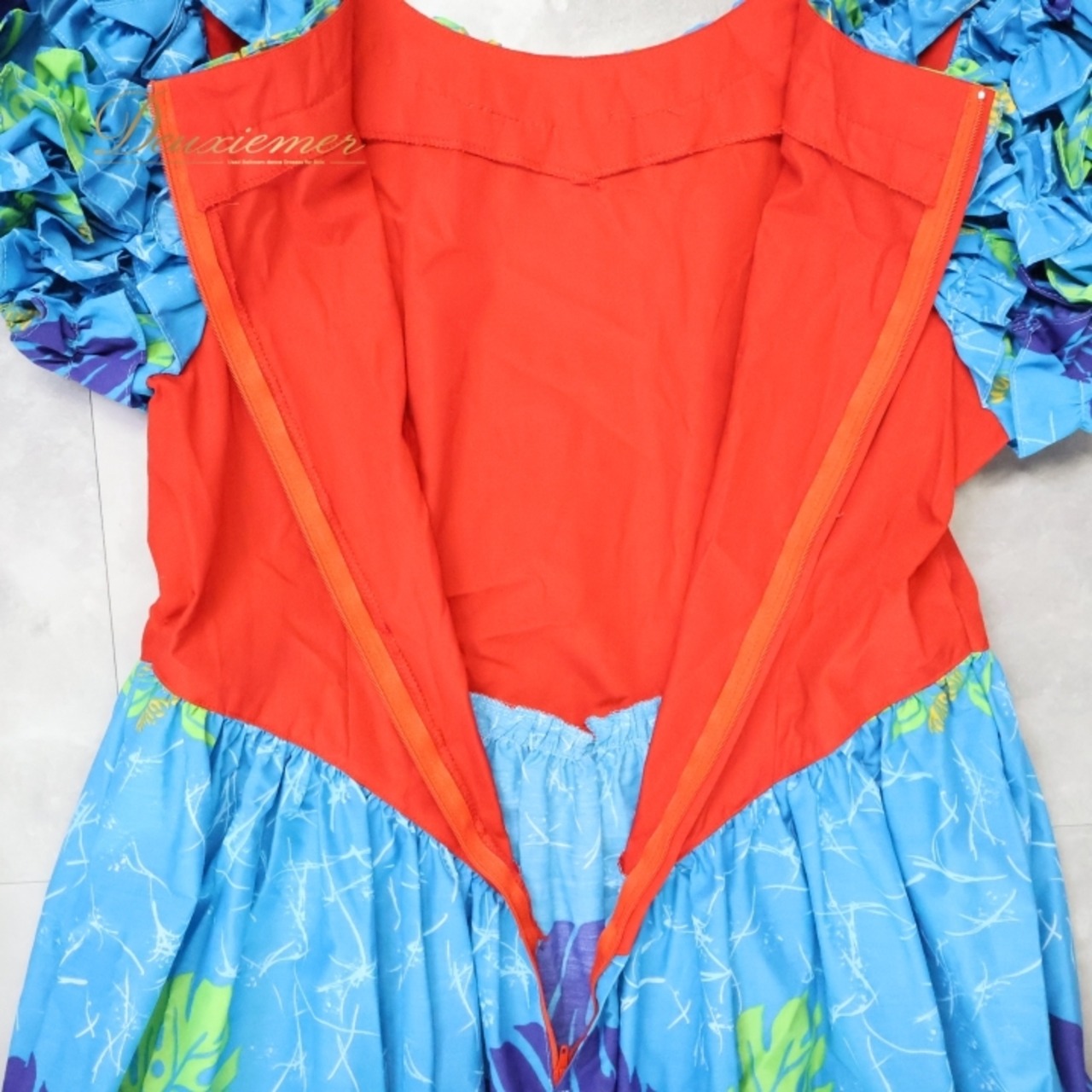 フラダンス 衣装 ワンピース ドレス ブルー系 レッド系 モンステラ柄 イプヘケ柄 フリル 華やか 鮮やか 明るい かわいい 赤 青 黄 緑 ハワイアン アロハ ハワイアンプリント フラ ダンス レッスン 練習 カラフル ハワイアンファッション 明るい色