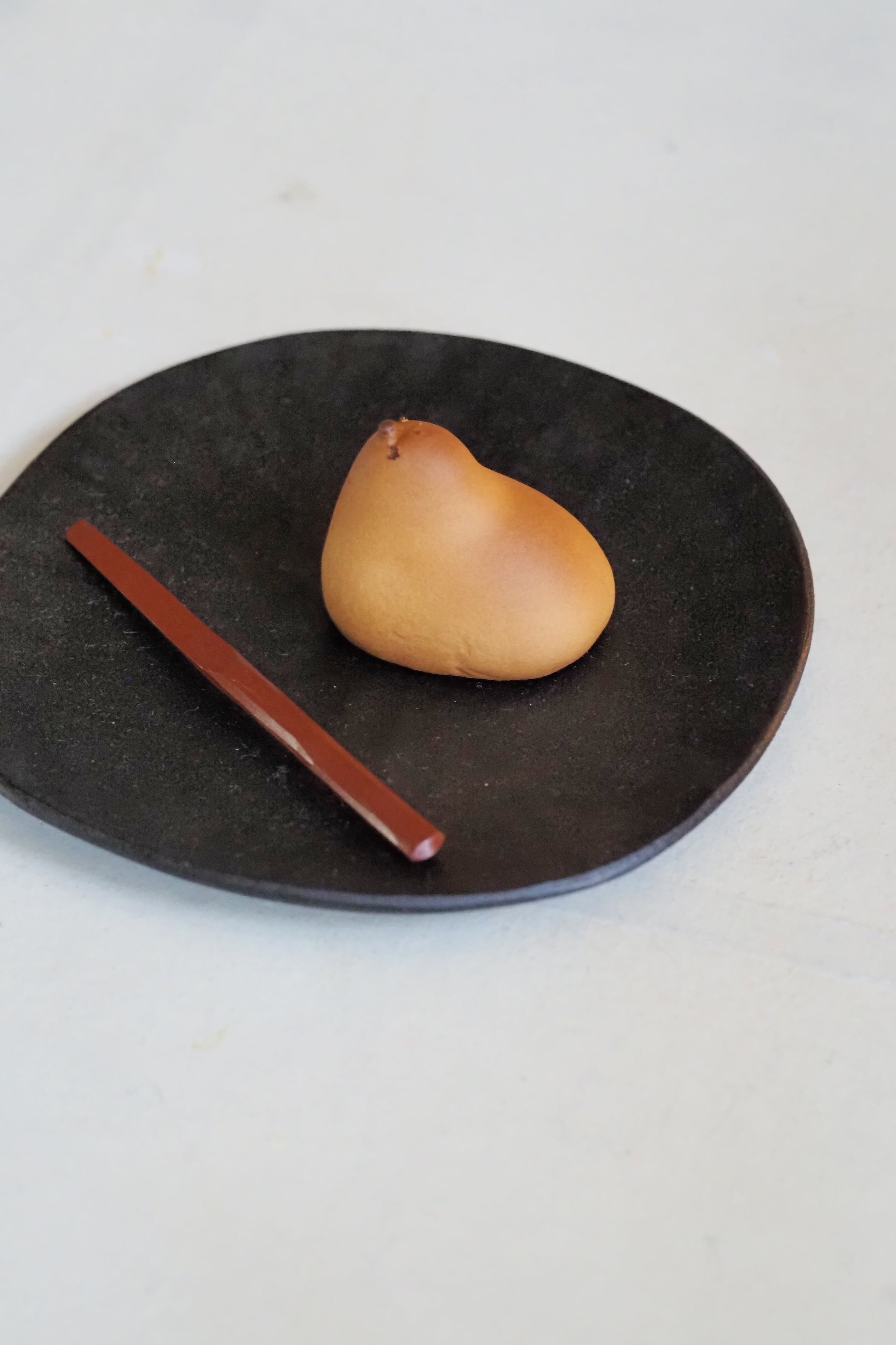 富井貴志 41.黒い朴の皿 | 陶屋なづな