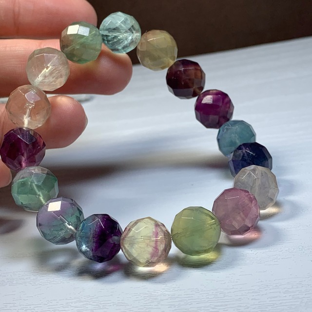 no5.多彩な変わった色合いフローライト・ブレスレット