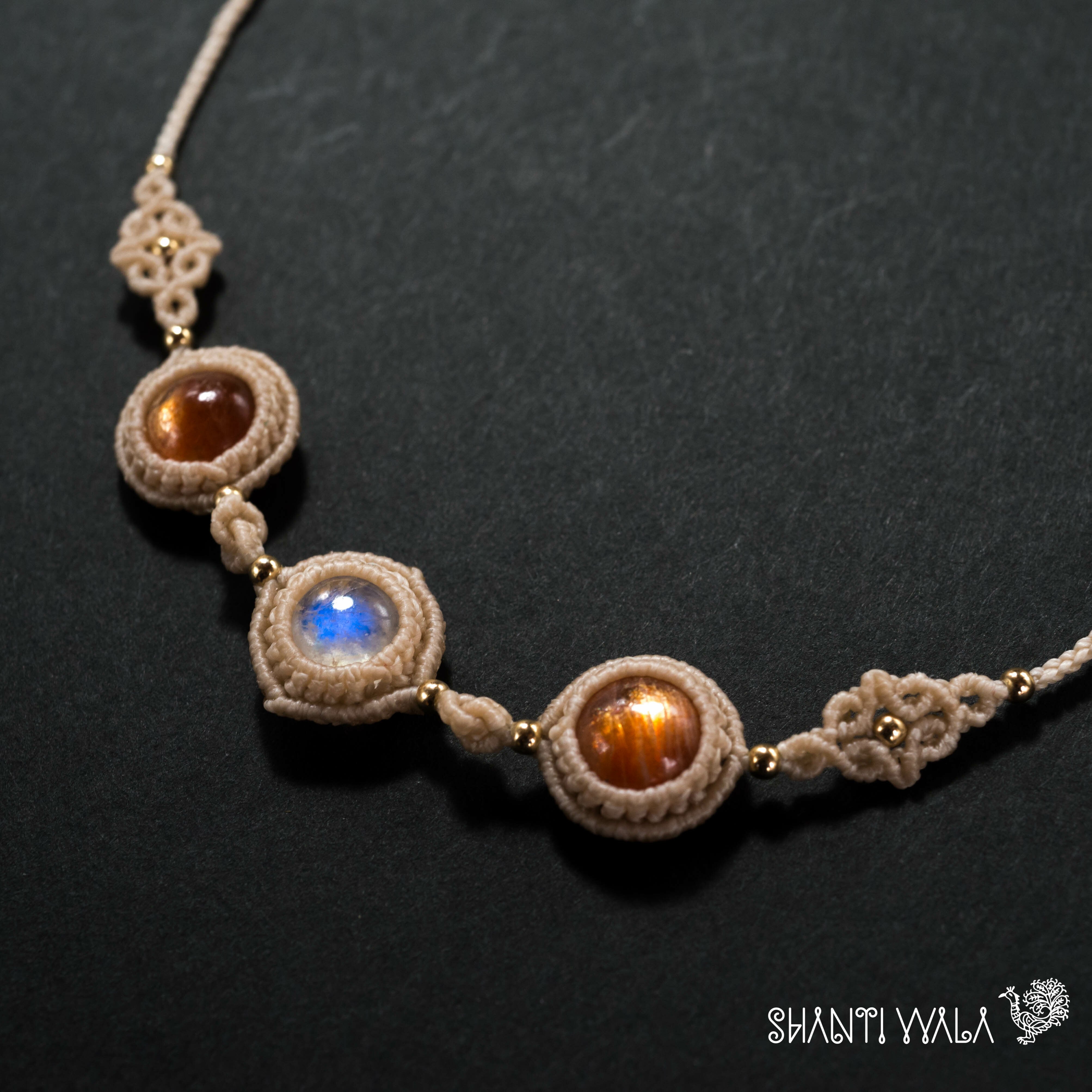 サンストーン×ムーンストーンの3連 マクラメ編み 天然石ネックレス