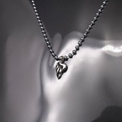 TINY FEATHER PENDANT / タイニーフェザーペンダント