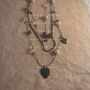 ハンドメイド ノスタルジックリボン 煌めく ビーズ クラシック 三連 ネックレス