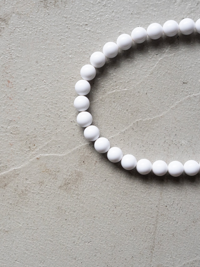 unknown used White synthetic resin ball necklace