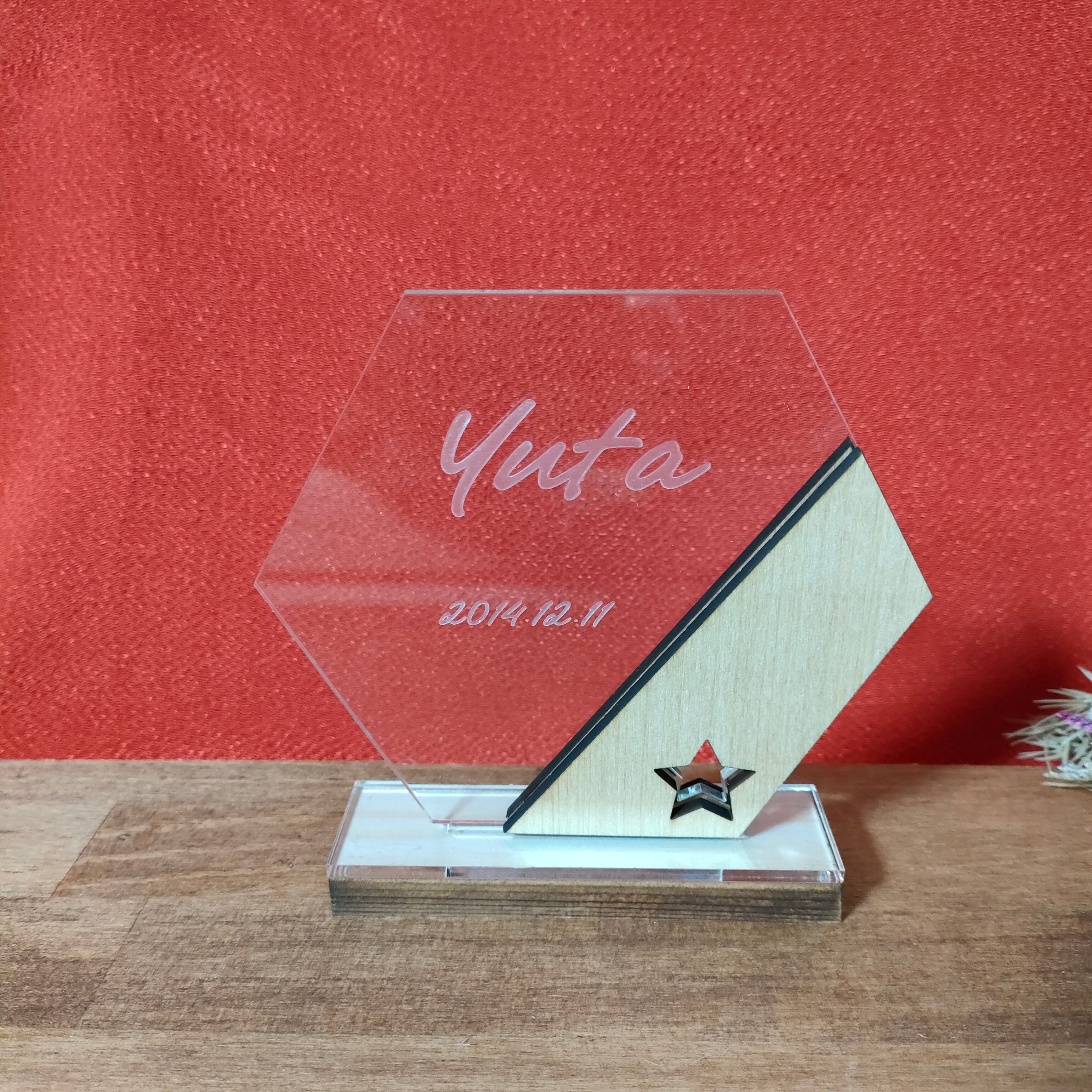 木とアクリルのネームプレート 六角形】 命名書 命名札 名前札 名入れ