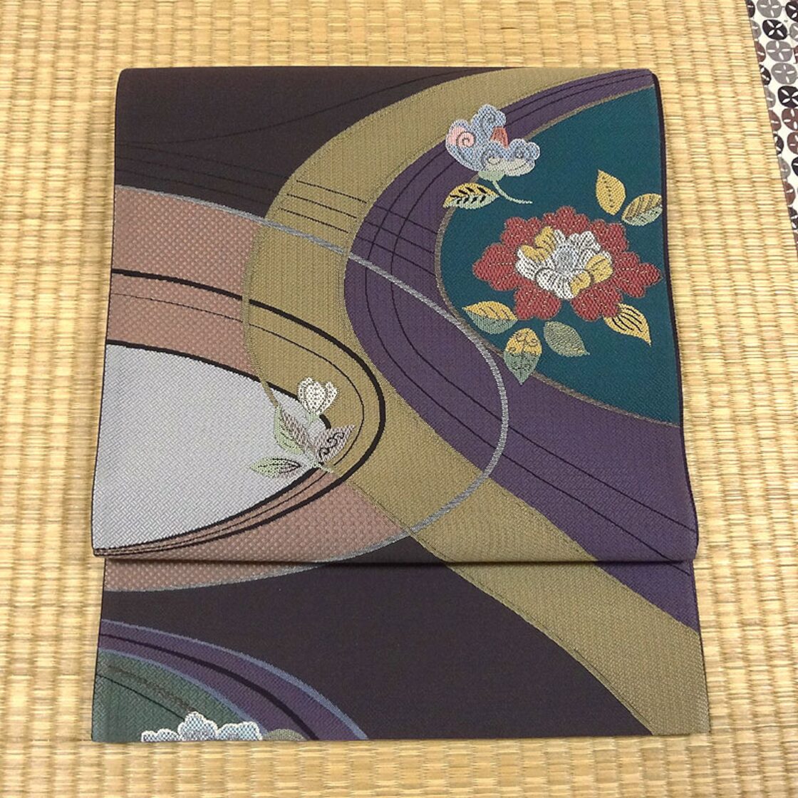 葡萄鼠色に流水のような曲線と椿 洒落袋帯 | Pay ID 