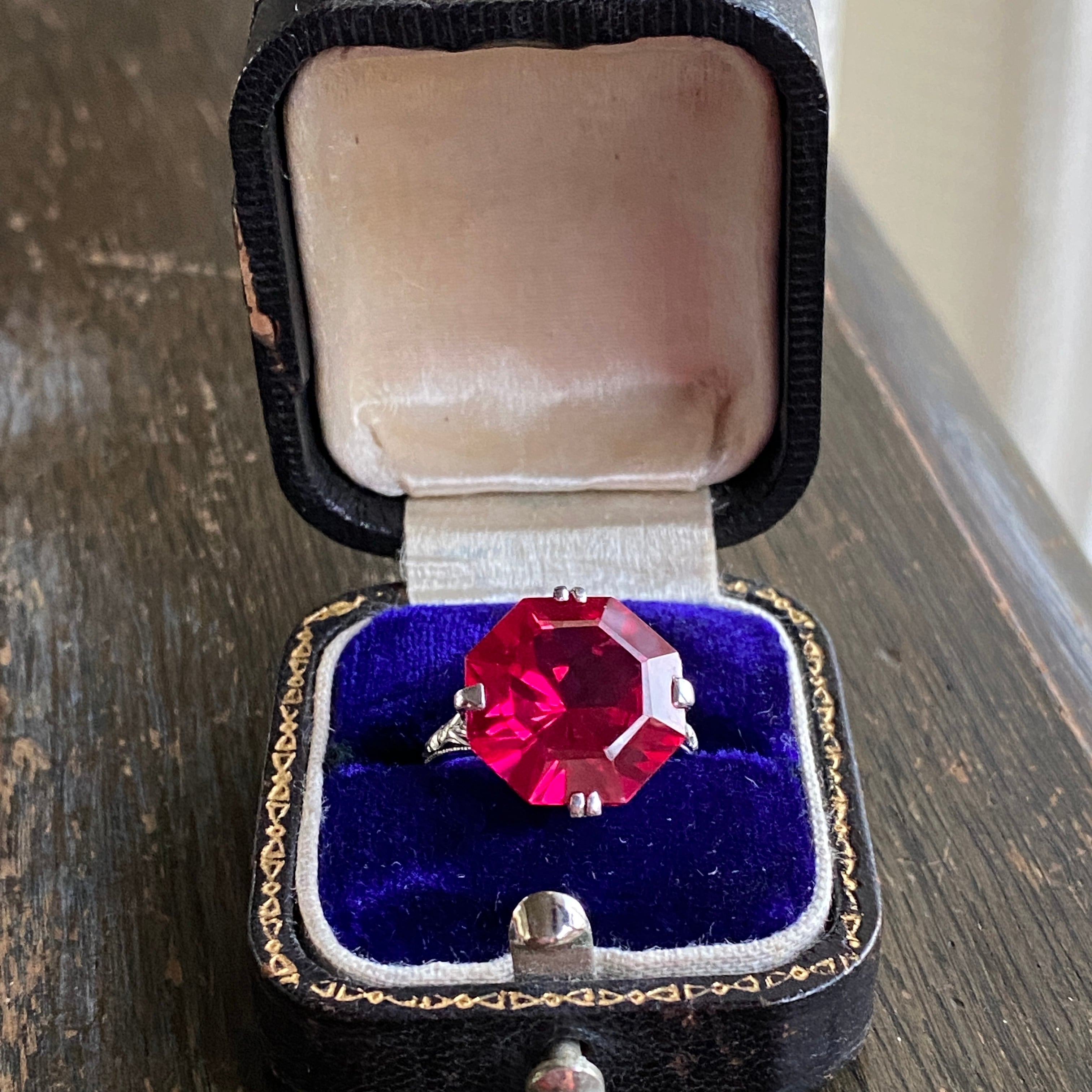 ヴィンテージ　合成ルビー八角カット和彫りのリング