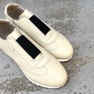 【展示品サマーセール】 24.5〜25cmのみ 半額 オフホワイトの本革スリッポンスニーカー