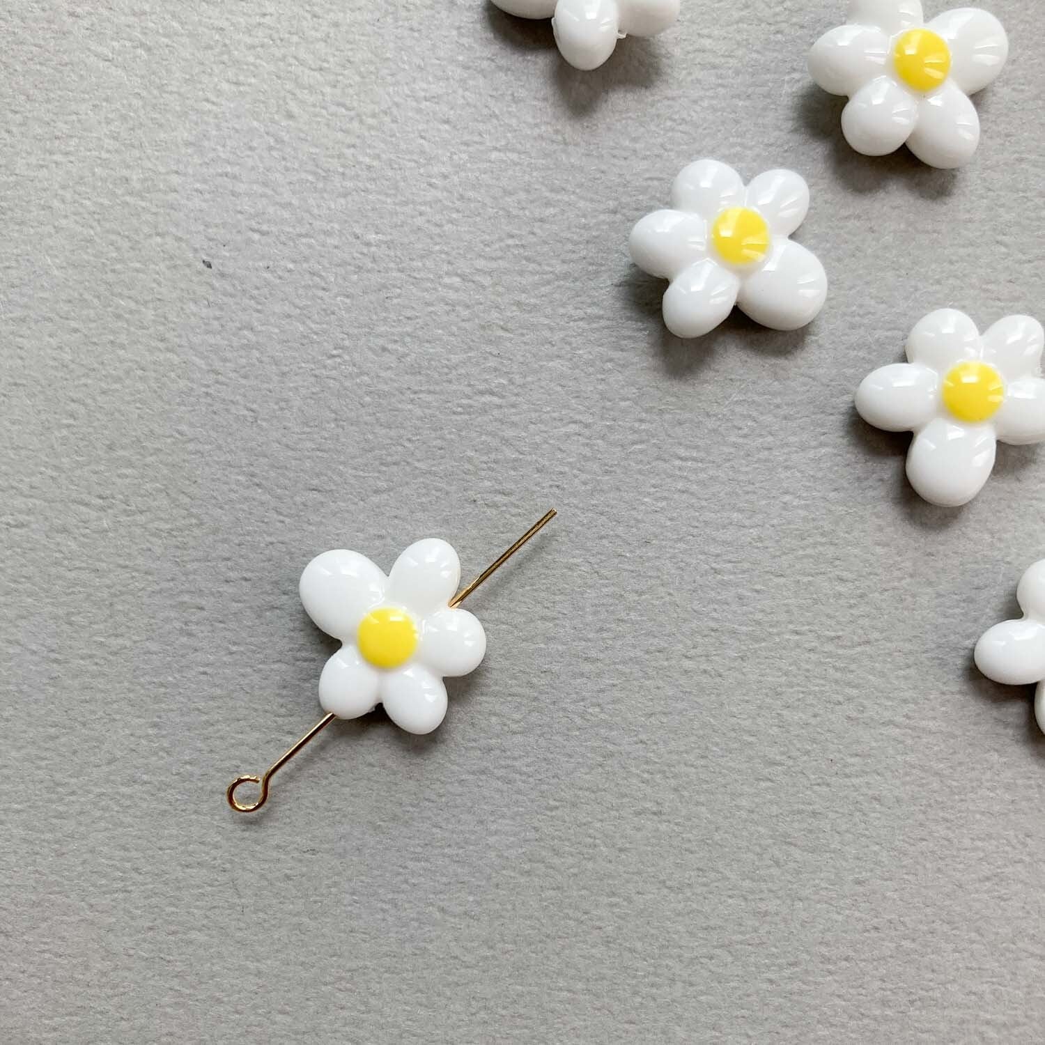 ゆるゆる白花ビーズ | Dua-アクセサリーパーツショップ